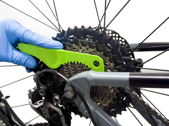Szczotka i skrobaczka do czyszczenia łańcucha i zębatek kasety/wolnobiegu